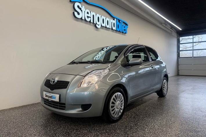 Grå Toyota Yaris fra 2006 set udefra