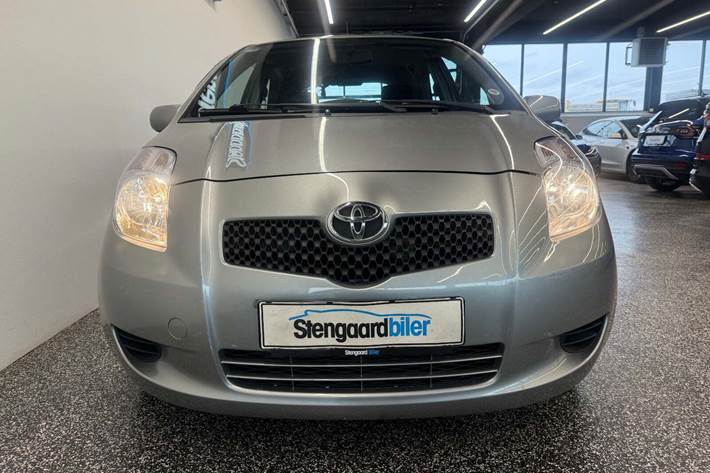 Grå Toyota Yaris fra 2006