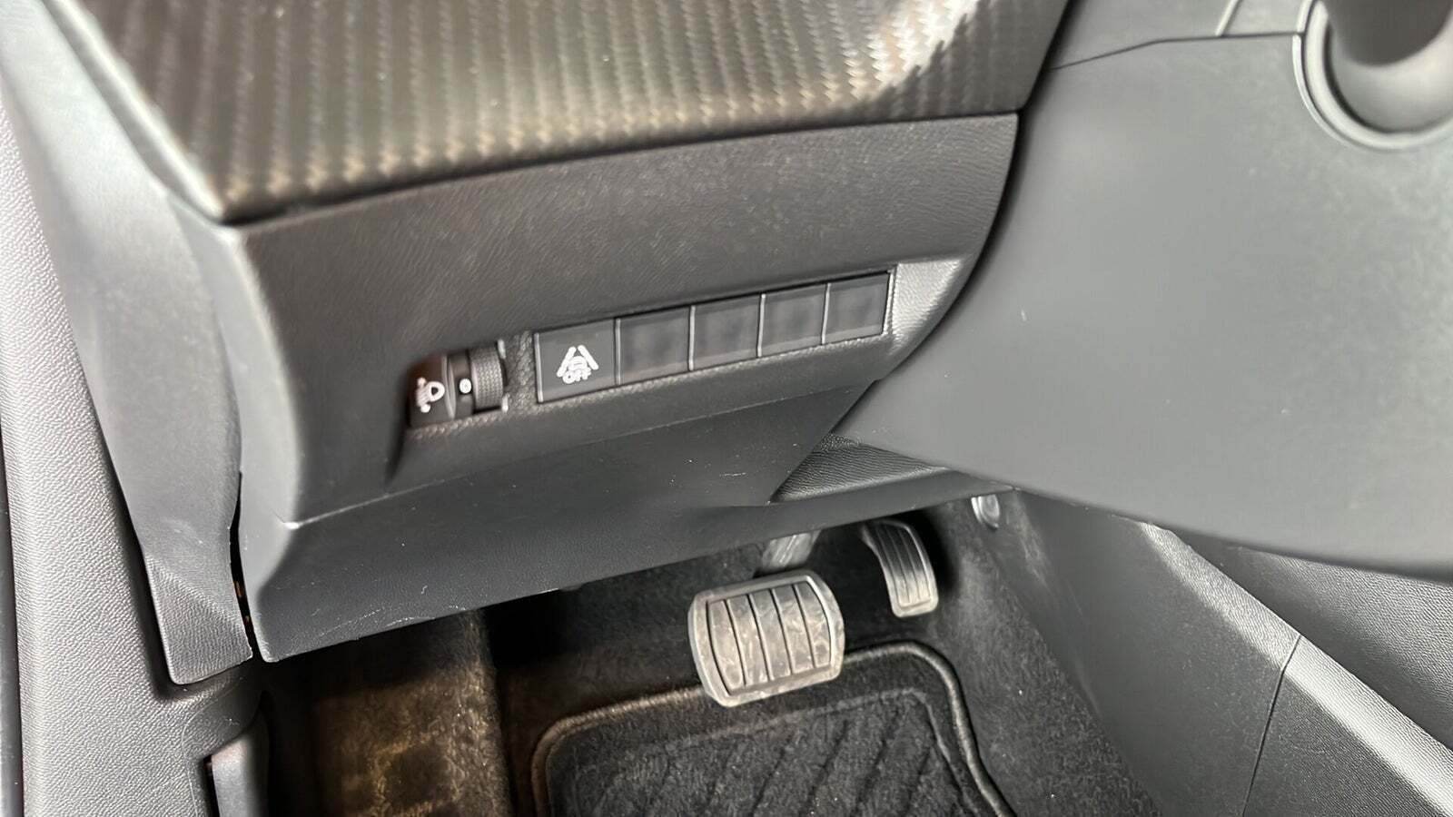 Grå Peugeot 2008 fra 2022