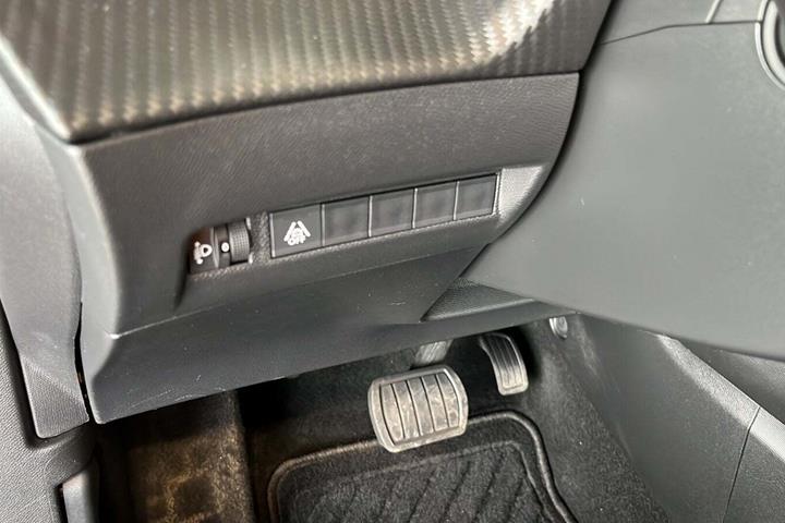 Grå Peugeot 2008 fra 2022