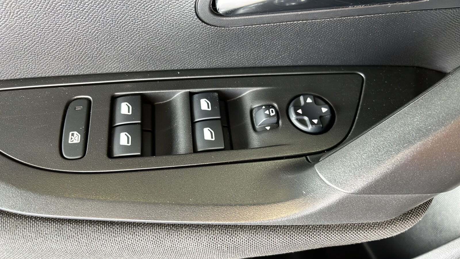 Grå Peugeot 2008 fra 2022