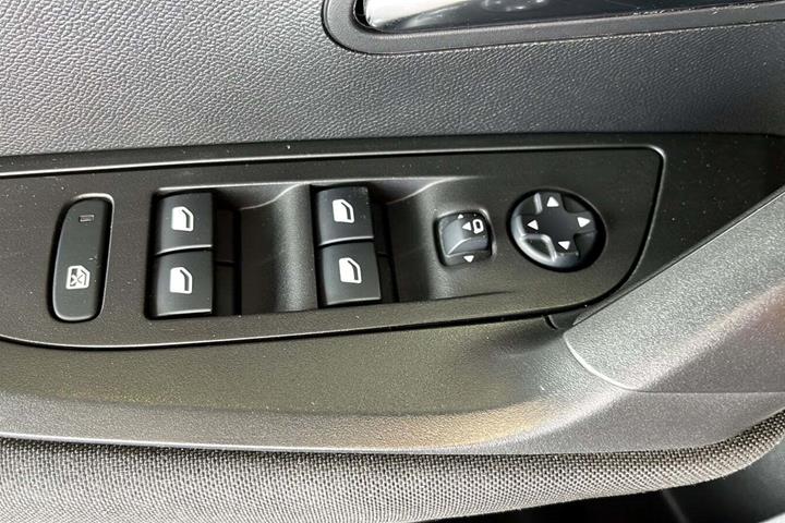 Grå Peugeot 2008 fra 2022
