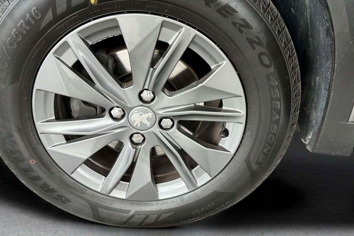 Grå Peugeot 2008 fra 2022
