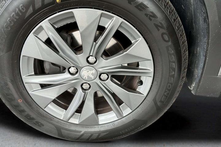 Grå Peugeot 2008 fra 2022
