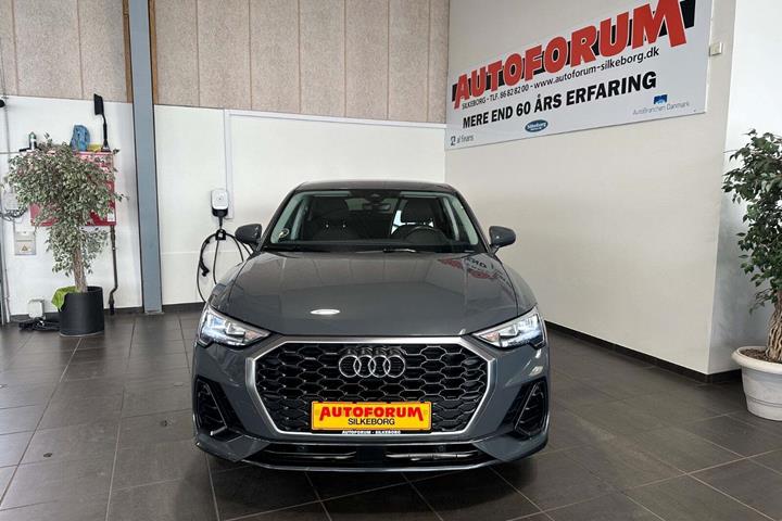 Grå Audi Q3 fra 2021