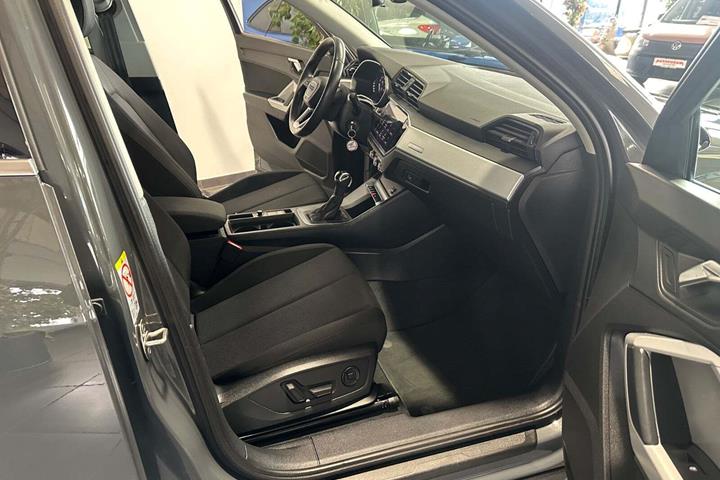 Grå Audi Q3 fra 2021