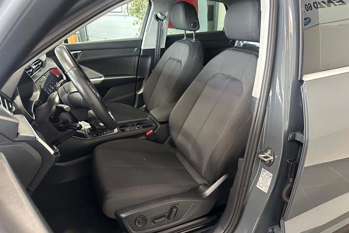 Grå Audi Q3 fra 2021
