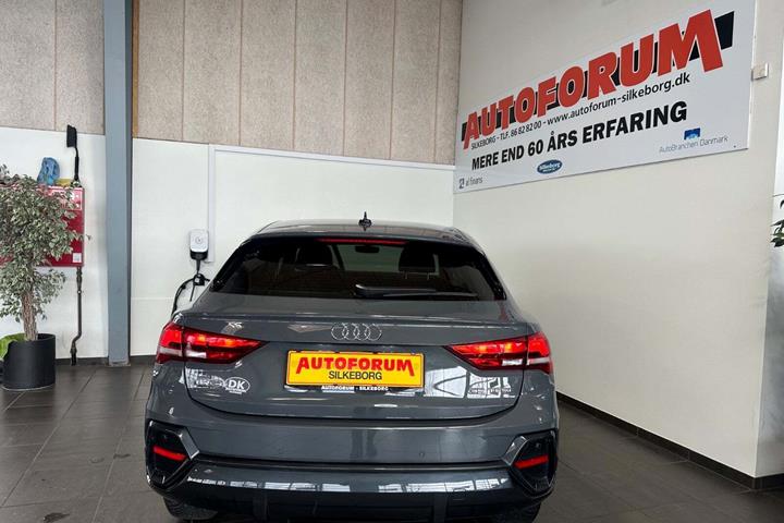 Grå Audi Q3 fra 2021