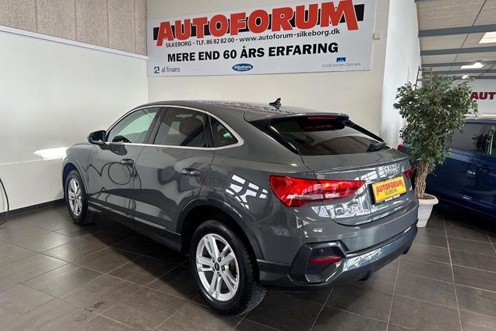 Grå Audi Q3 fra 2021