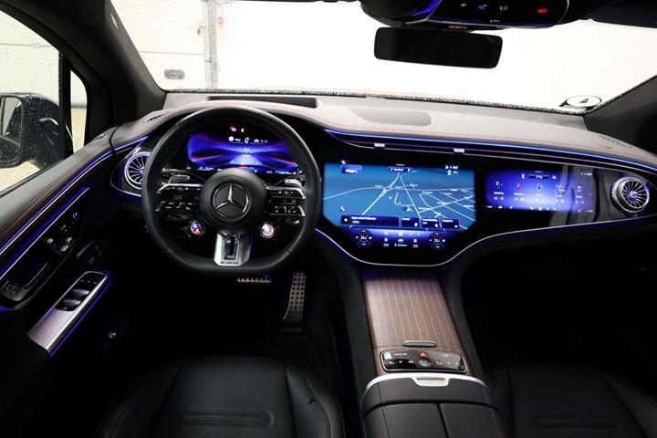 Sort Mercedes EQE43 SUV fra 2023