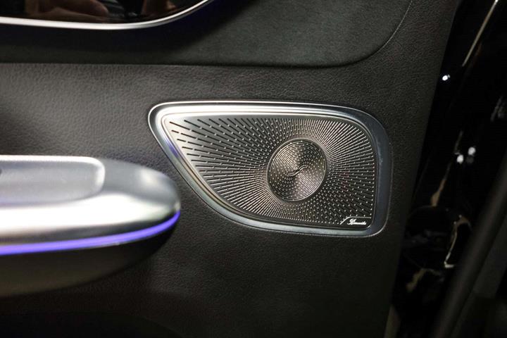 Sort Mercedes EQE43 SUV fra 2023