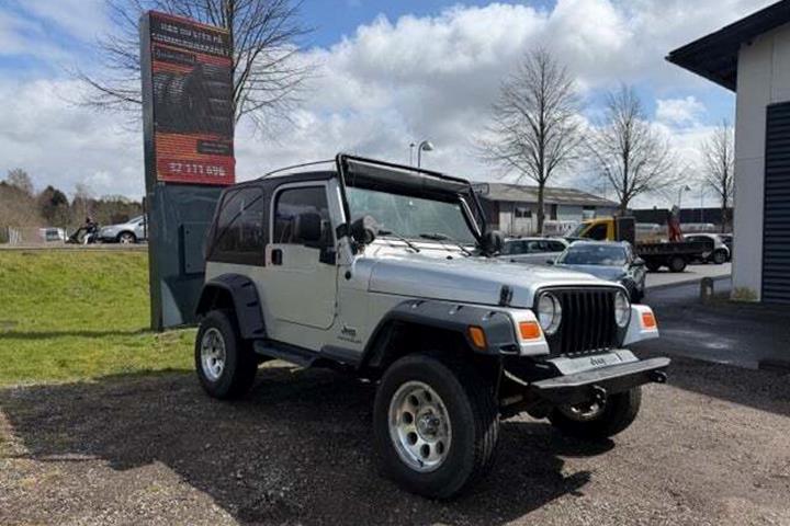 Gul Jeep Wrangler fra 2005 set udefra