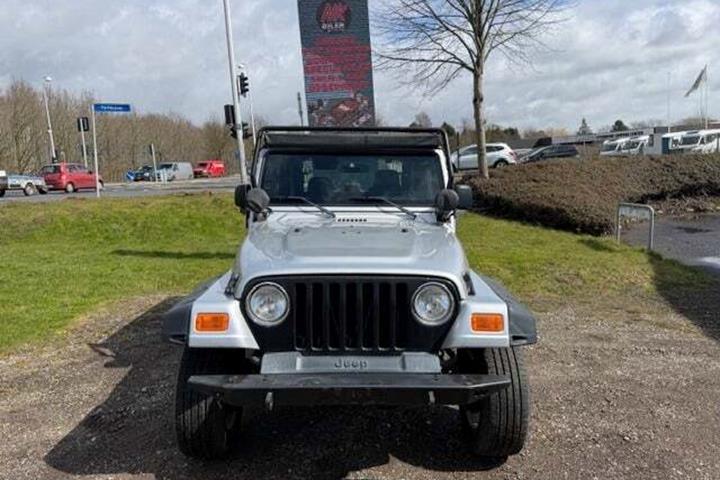Gul Jeep Wrangler fra 2005 set udefra
