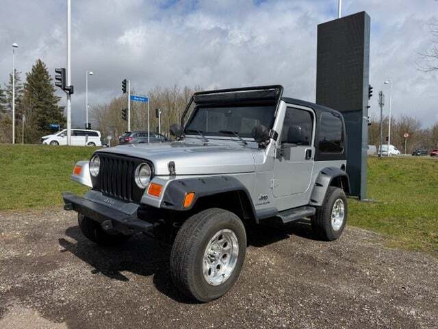 Gul Jeep Wrangler fra 2005 set udefra