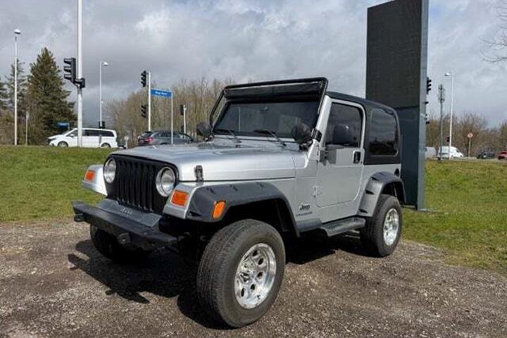 Gul Jeep Wrangler fra 2005 set udefra