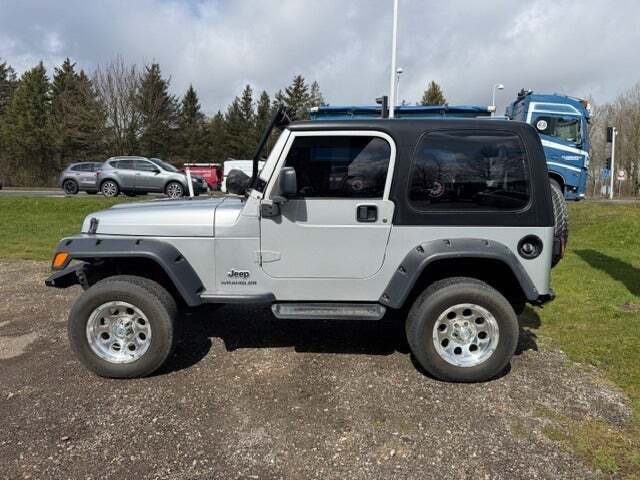 Gul Jeep Wrangler fra 2005 set udefra
