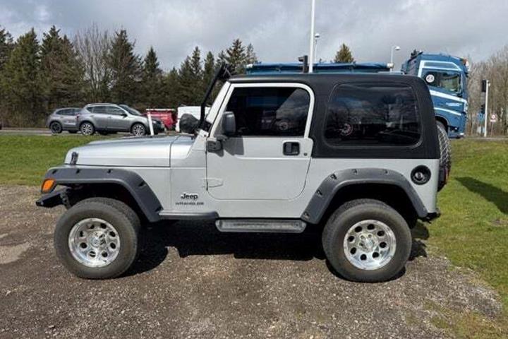 Gul Jeep Wrangler fra 2005 set udefra