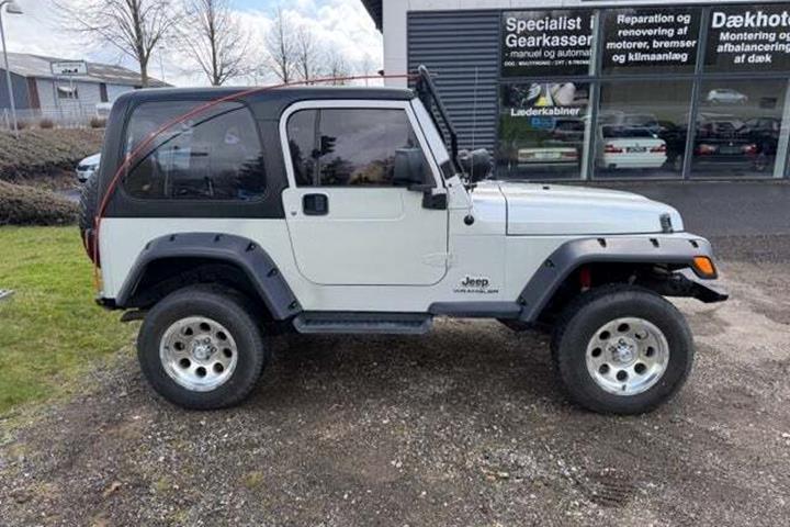 Gul Jeep Wrangler fra 2005 set udefra