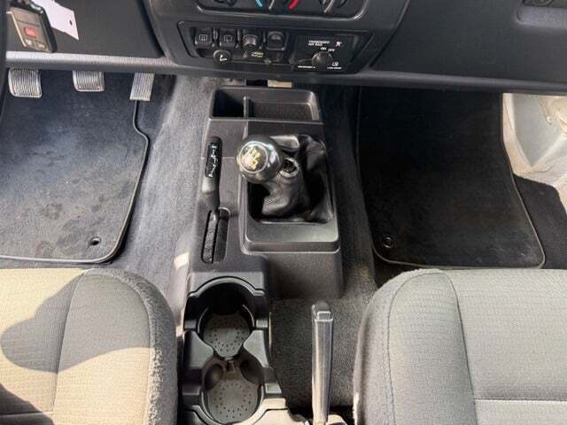 Gul Jeep Wrangler fra 2005 set indefra