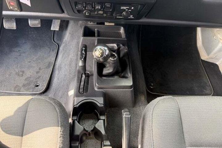 Gul Jeep Wrangler fra 2005 set indefra