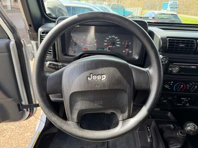 Gul Jeep Wrangler fra 2005 set indefra