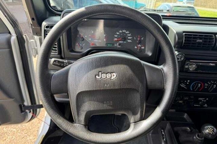 Gul Jeep Wrangler fra 2005 set indefra