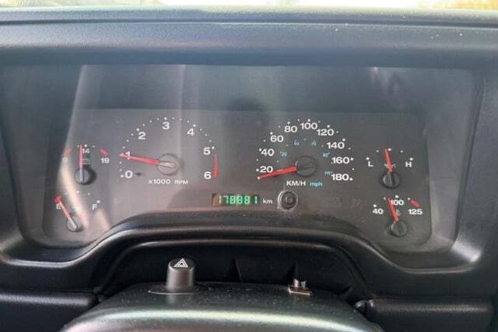 Gul Jeep Wrangler fra 2005 set indefra