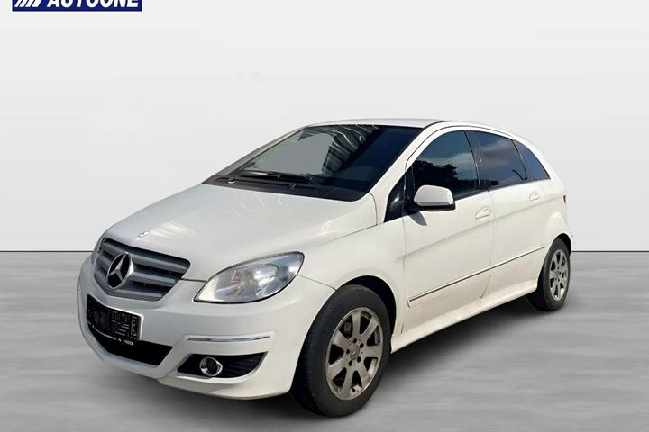Hvid Mercedes B200 fra 2008 set udefra