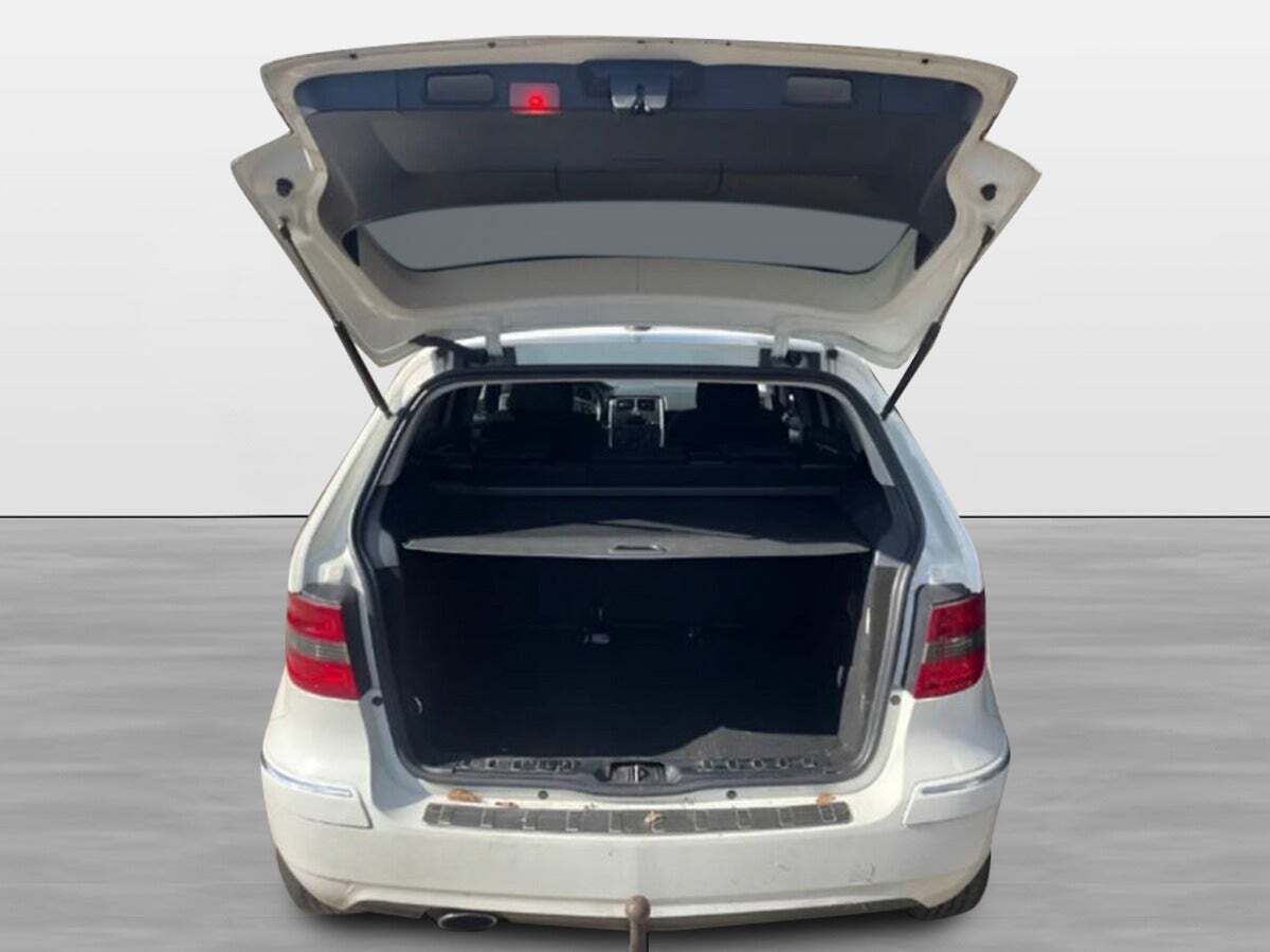 Hvid Mercedes B200 fra 2008 set udefra