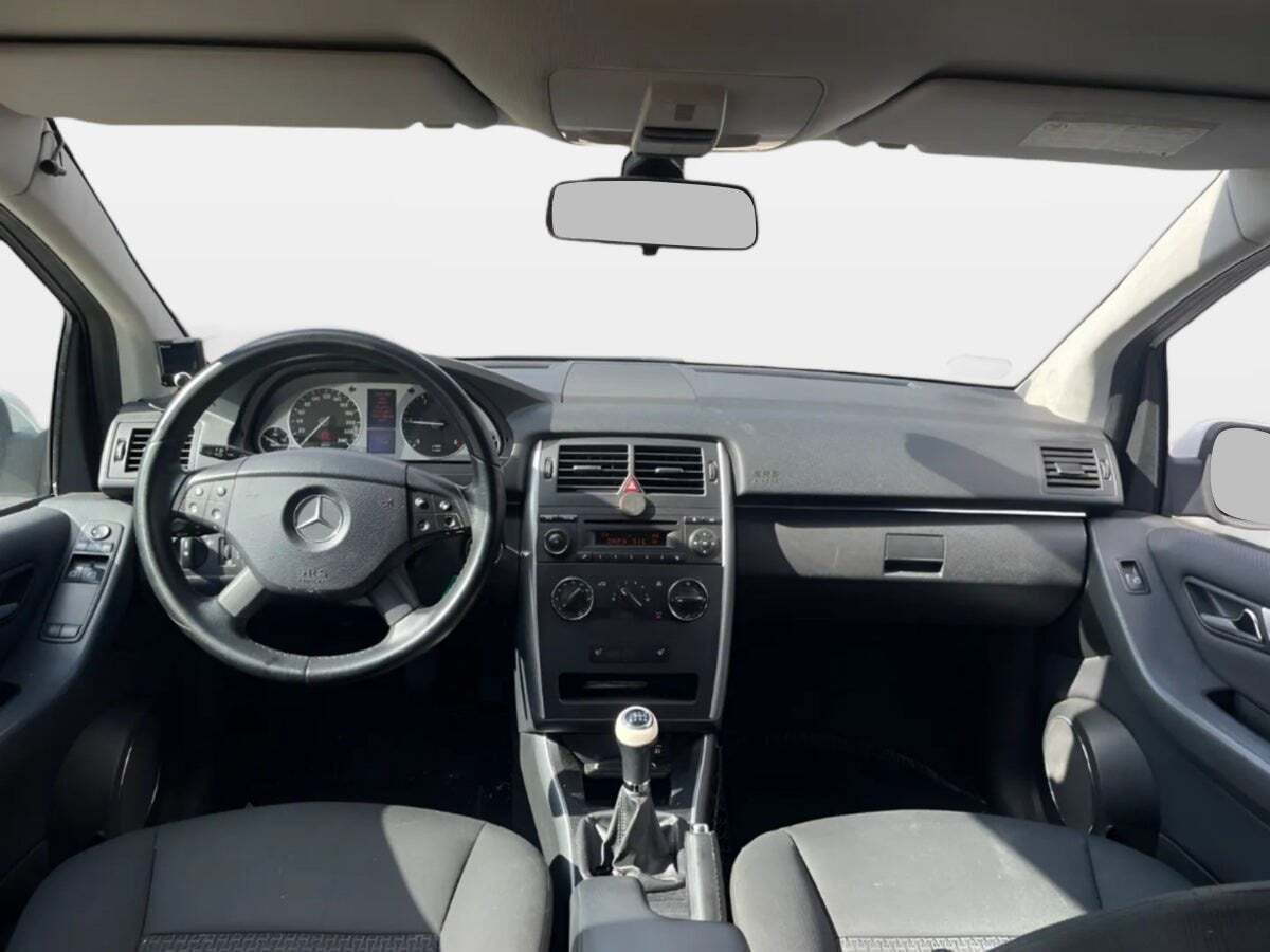 Hvid Mercedes B200 fra 2008 set indefra
