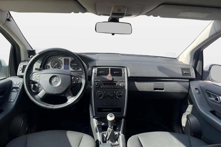 Hvid Mercedes B200 fra 2008 set indefra