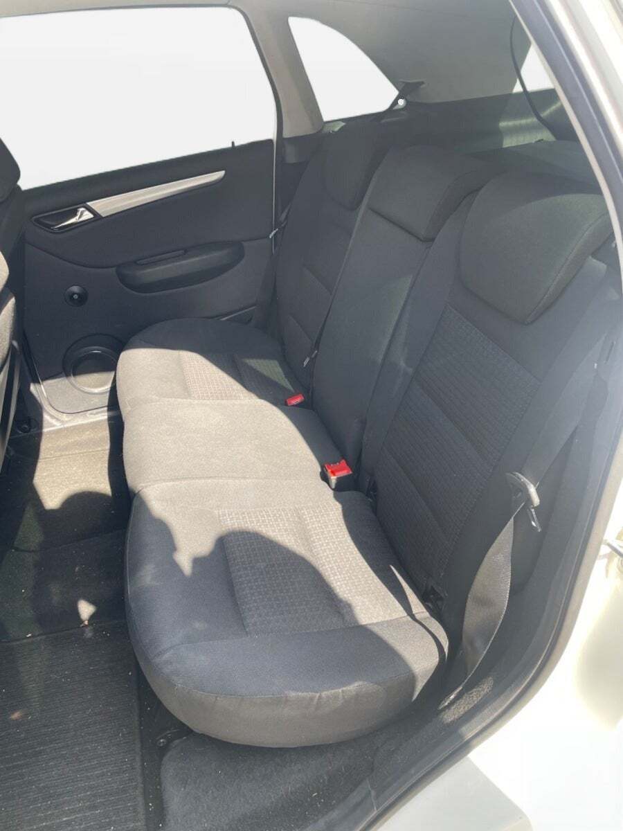 Hvid Mercedes B200 fra 2008 set indefra