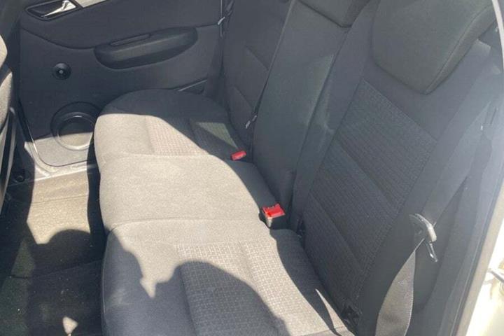 Hvid Mercedes B200 fra 2008 set indefra