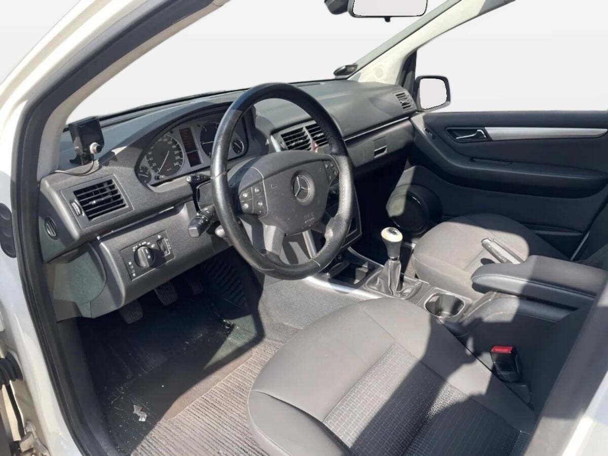Hvid Mercedes B200 fra 2008 set indefra