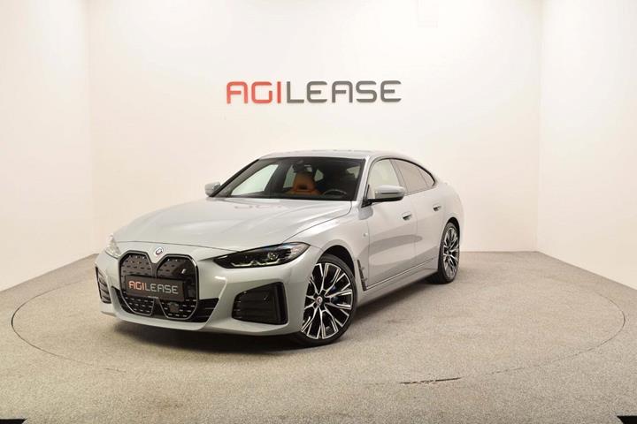 Grå BMW i4 fra 2023 set udefra