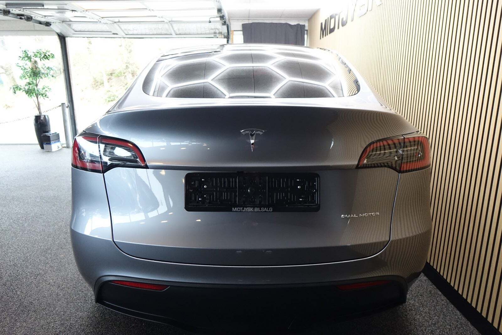 Sølv Tesla Model Y fra 2023