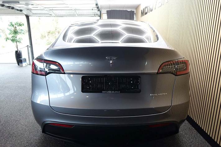 Sølv Tesla Model Y fra 2023