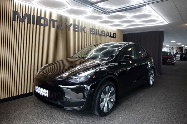 Sort Tesla Model Y fra 2021