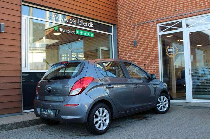 Grå Hyundai i20 fra 2014