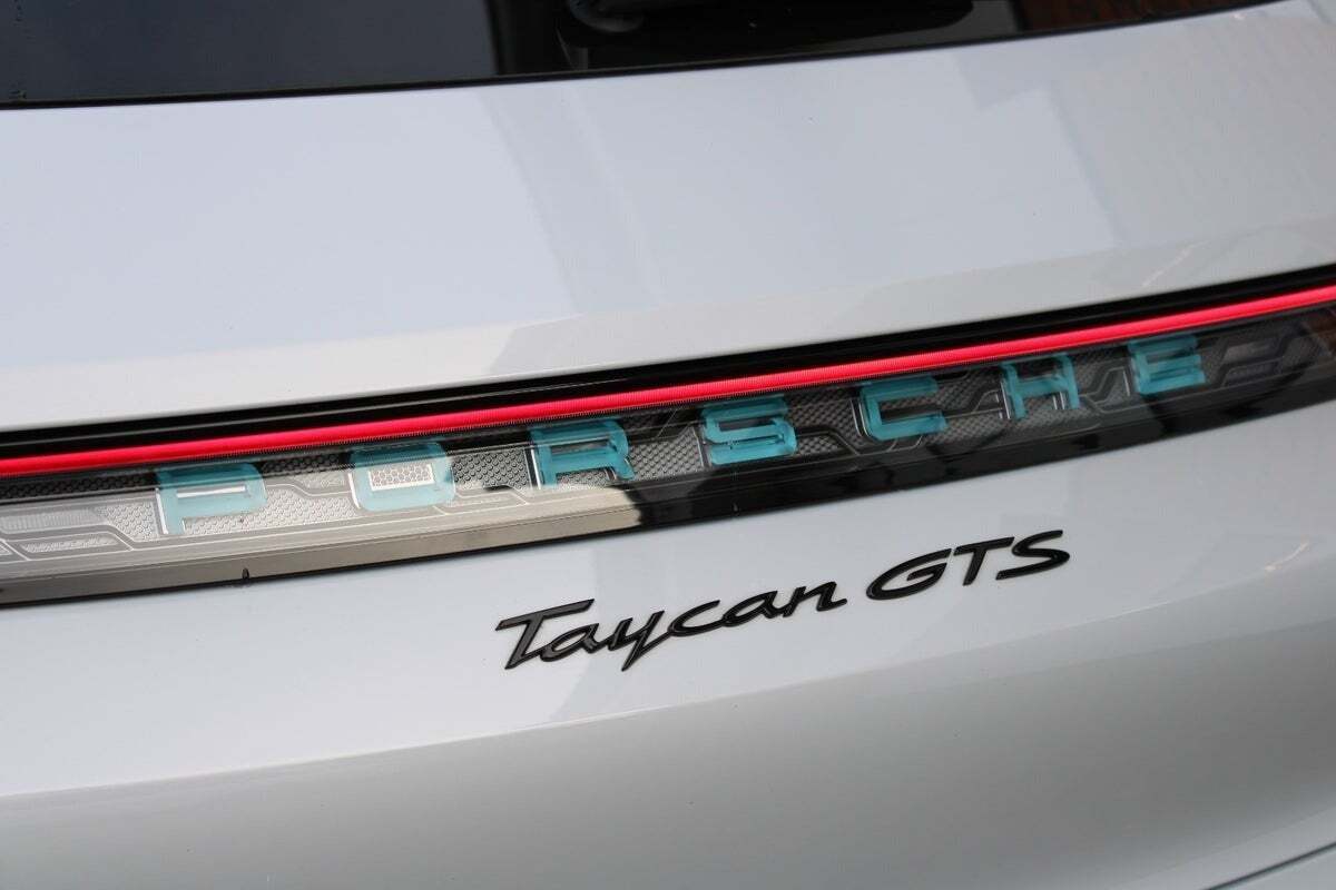 Grå Porsche Taycan GTS fra 2022