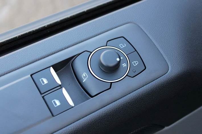 Grå Ford E-Transit Custom 340 L2 fra 2025