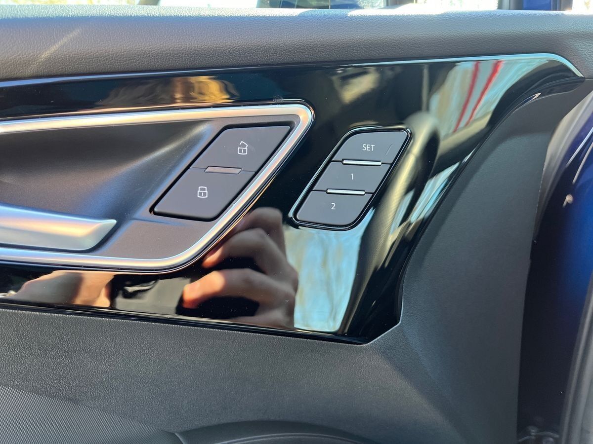 Blå Audi Q4 e-tron fra 2024