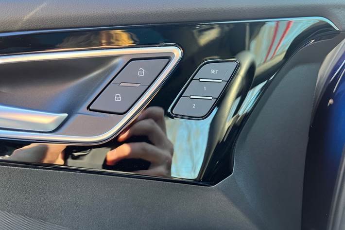 Blå Audi Q4 e-tron fra 2024