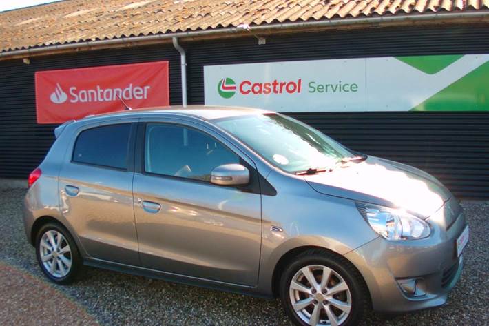 Sølv Mitsubishi Space Star fra 2015