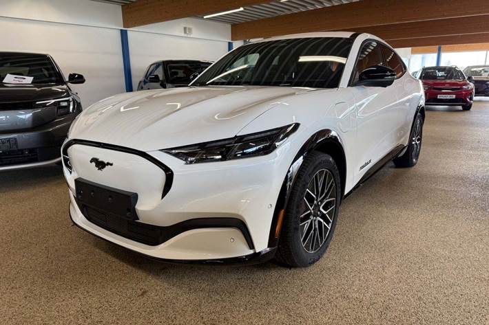 Hvid Ford Mustang Mach-E fra 2024