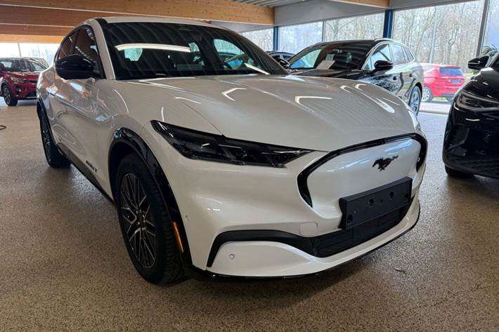 Hvid Ford Mustang Mach-E fra 2024