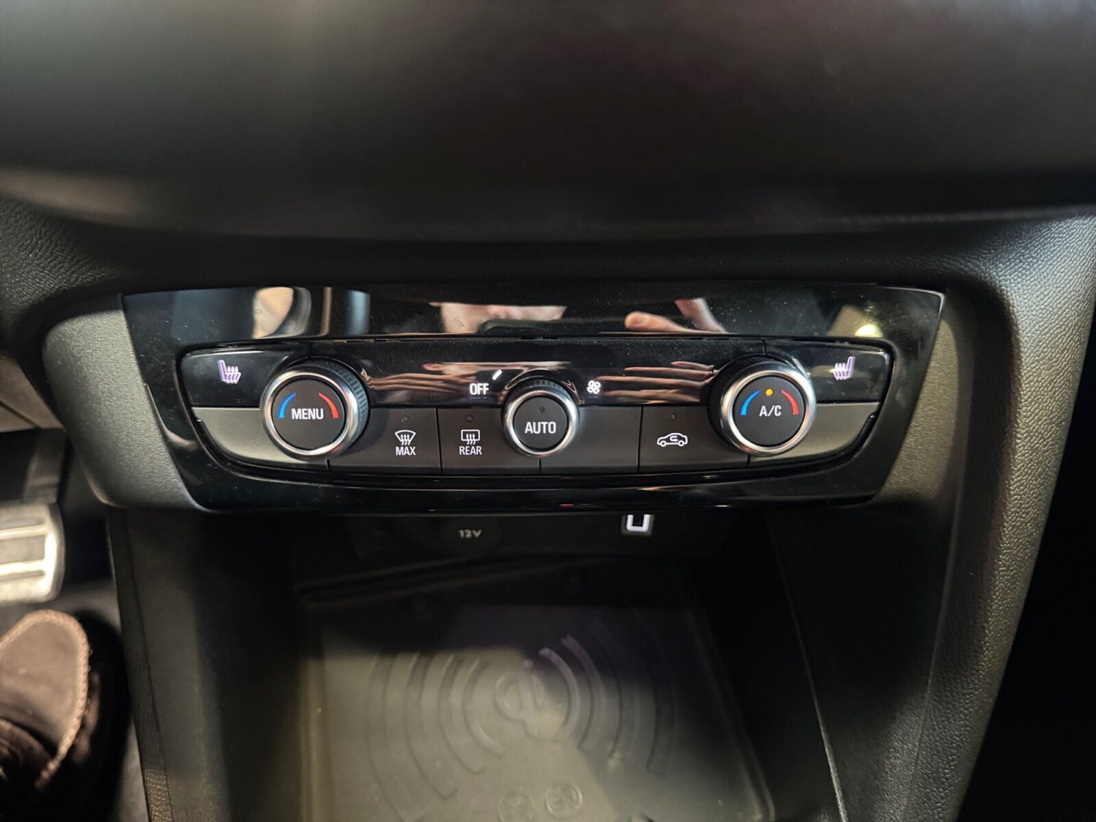 Grå Opel Corsa-e fra 2024