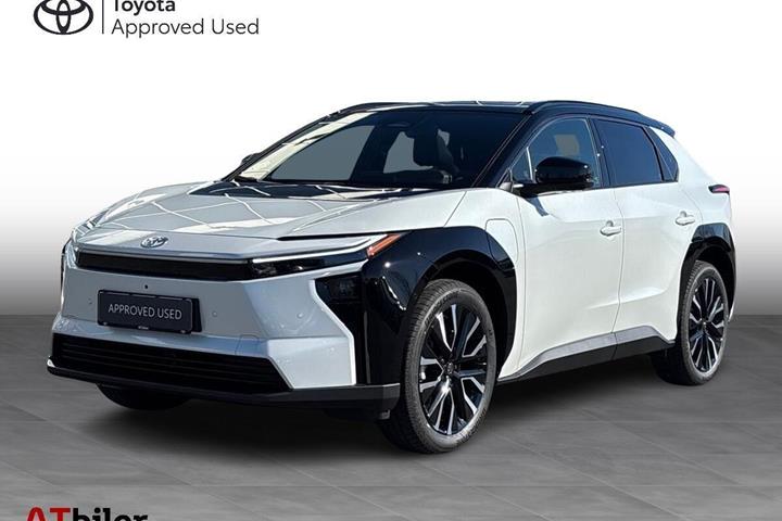 Hvid Toyota BZ4X fra 2026 set udefra