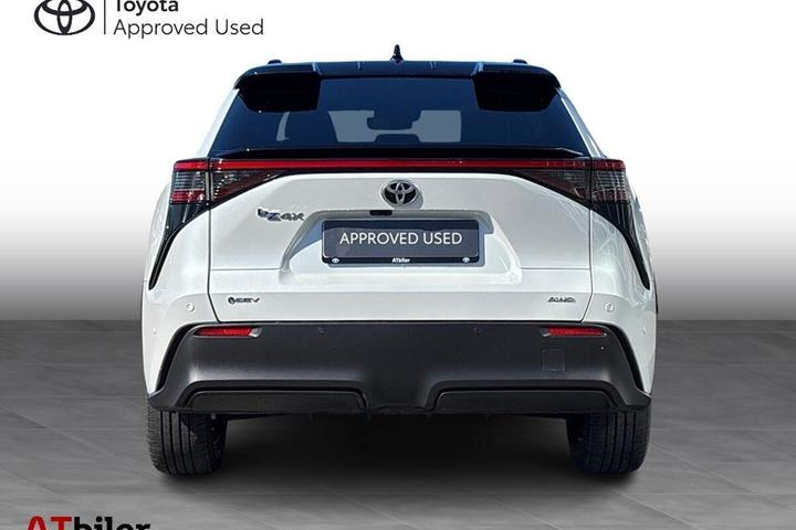 Hvid Toyota BZ4X fra 2026