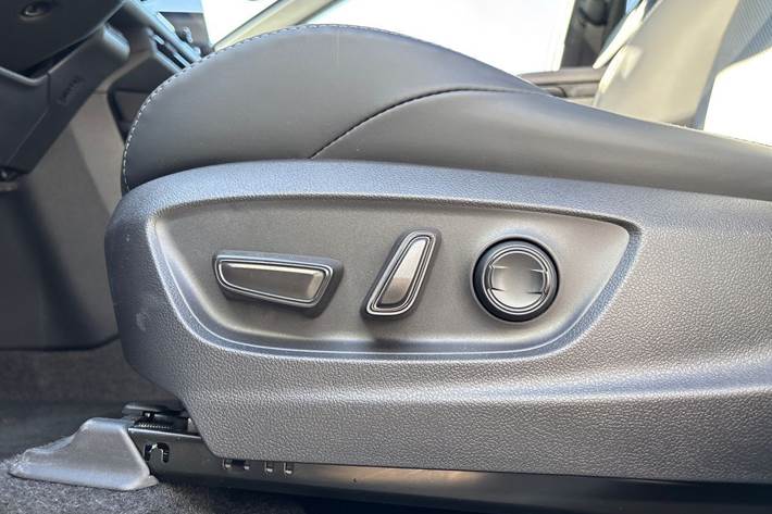 Hvid Toyota BZ4X fra 2026